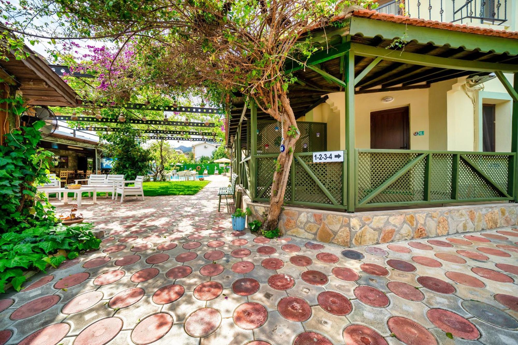 Dedeminn Garden Hotel เกอเจค ภายนอก รูปภาพ